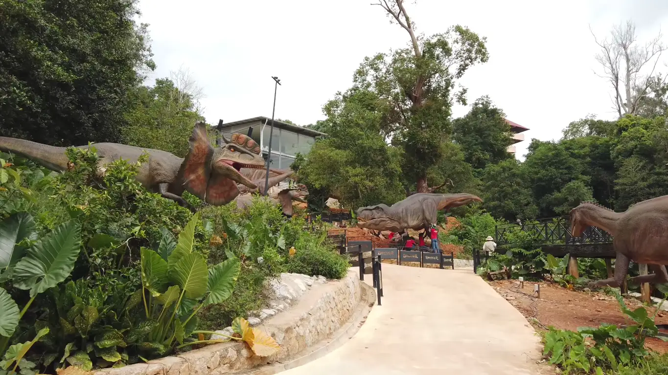 Dinosaur parks Malaysia menyajikan pengalaman unik dengan replika realistik dan aktiviti interaktif.