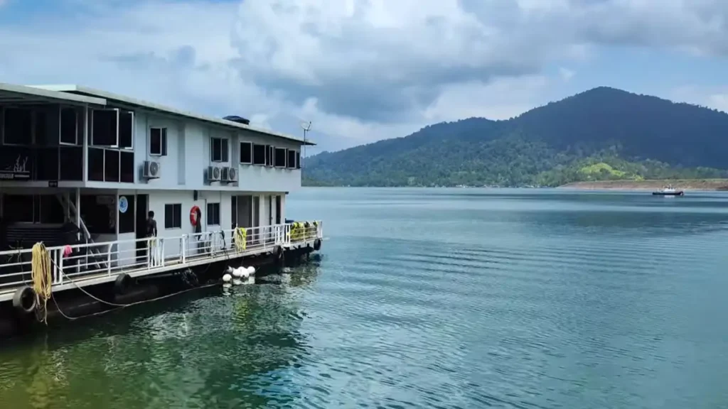 Nikmati keselesaan rumah di atas air sambil meneroka keindahan alam Tasik Kenyir dengan Houseboat Tasik Kenyir.