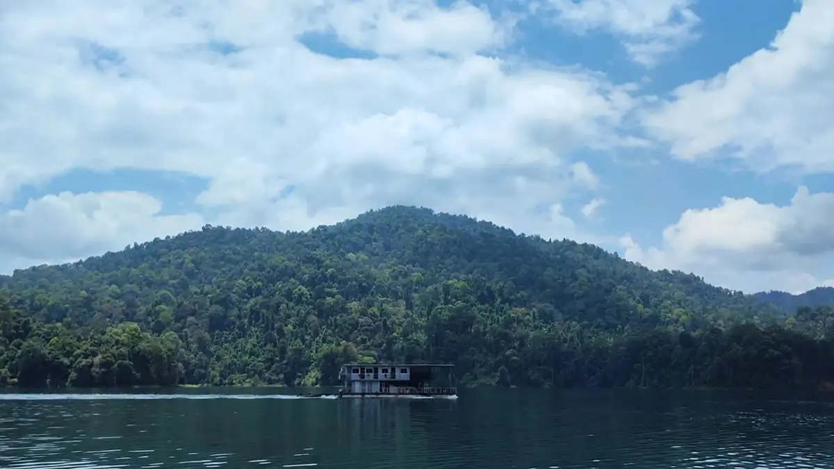 Nikmati keindahan Tasik Kenyir sambil menikmati keselesaan rumah di atas air dengan Houseboat Tasik Kenyir. Pengalaman yang tak terlupakan menanti!