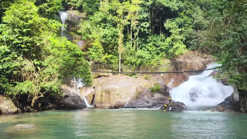 Air terjun Tasik Kenyir adalah mercu tanda semula jadi yang memukau dengan keindahannya. Mengunjungi air terjun ini menawarkan ketenangan dan keindahan alam yang menakjubkan.
