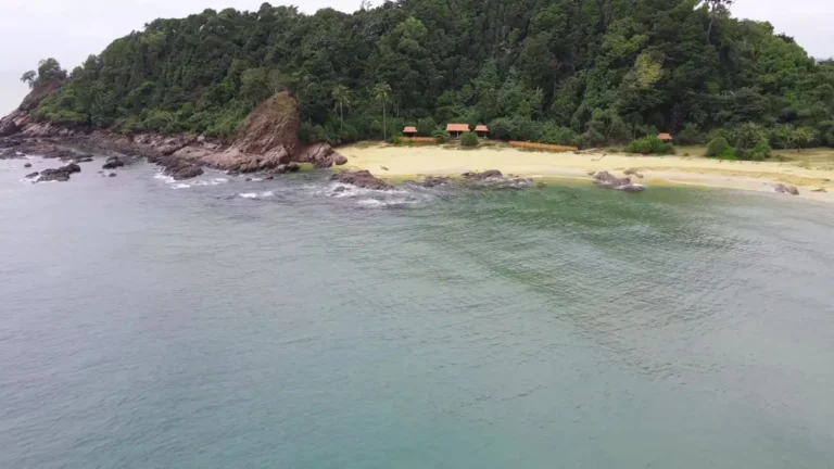 Pantai Rekreasi Teluk Bidara: Destinasi menawan di Terengganu dengan pasir putih dan air jernih yang menenangkan.