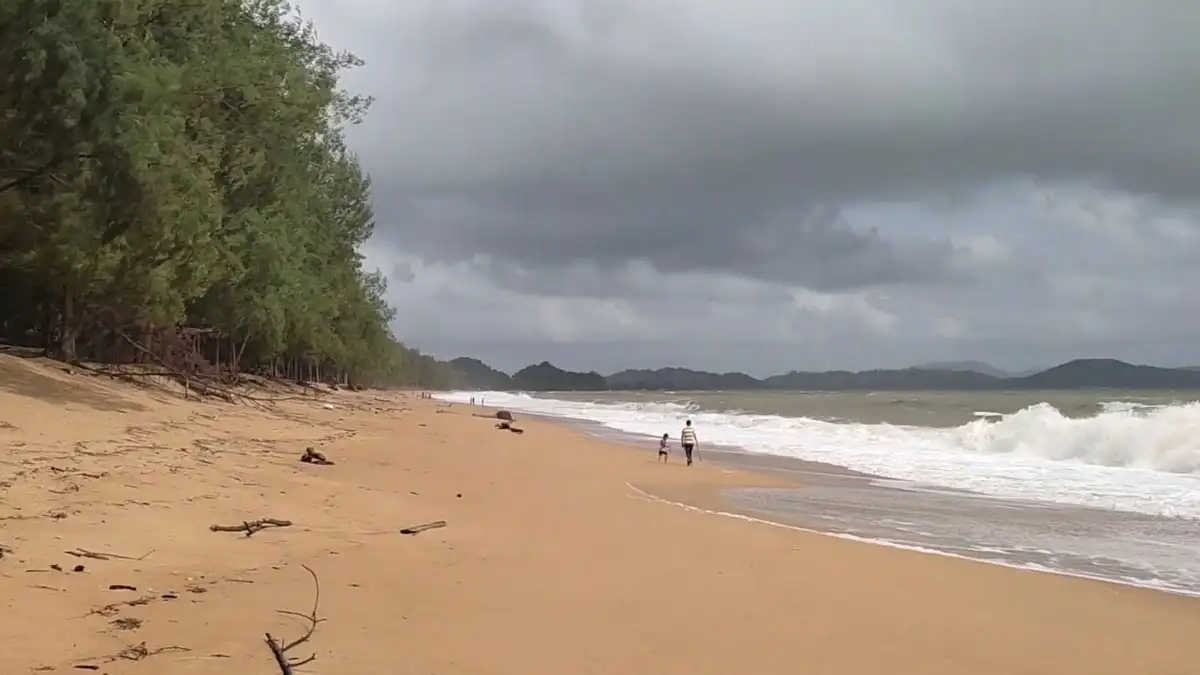 Pantai Teluk Mak Nik: Keindahan semulajadi dengan pasir putih bersih, air biru jernih, dan pokok-pokok rhu menjanjikan ketenangan dan keindahan yang menakjubkan.