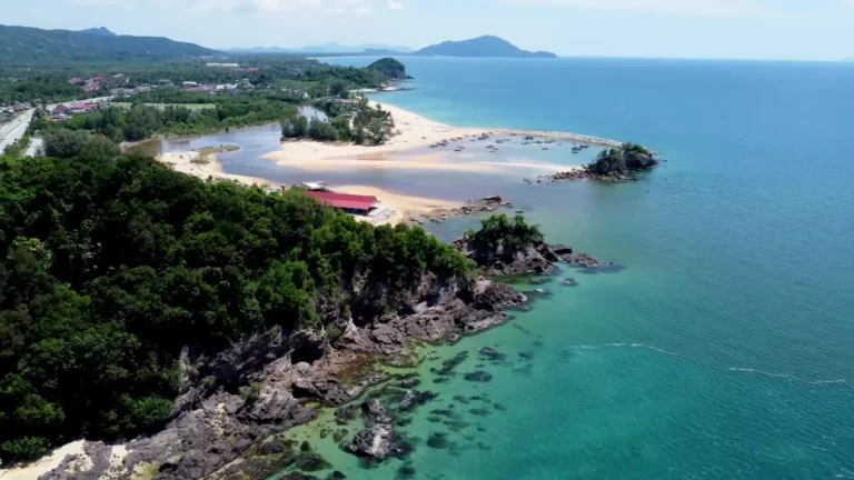 Pantai di Terengganu menawarkan keindahan alam semula jadi yang menakjubkan serta suasana yang tenang untuk rekreasi dan bersantai.