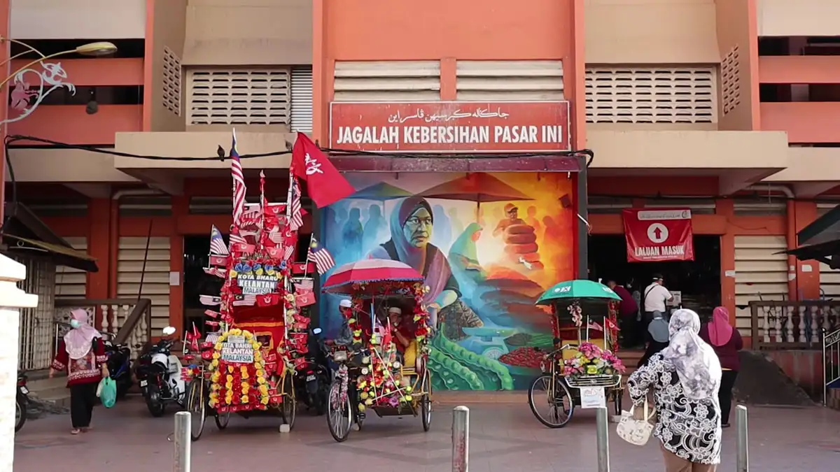 Pasar Siti Khadijah: Merupakan pusat beli-belah terkenal di Kota Bharu. Menawarkan kuih tradisional, pakaian, dan warisan budaya unik Kelantan.