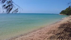 Pantai Rekreasi Teluk Kalong: Menyelami Keaslian Pantai yang Belum Dikenal Pasti