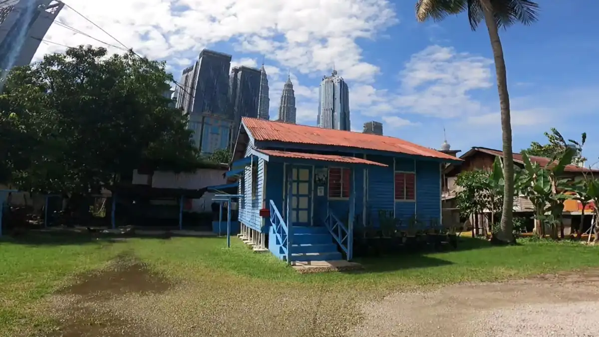 Rumah Biru Kampung Baru: Keindahan Tradisi dalam Kota