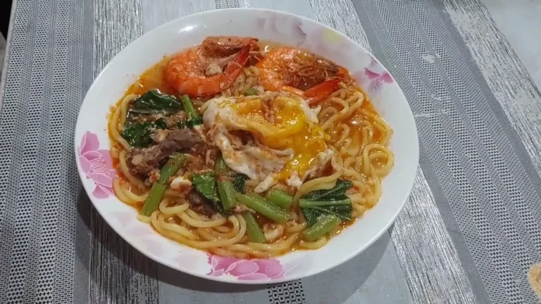 Mee Bandung Muar: Citra kuliner Johor yang kaya rasa, menyajikan kuah beraroma dan bahan-bahan segar seperti udang dan daging, mengundang untuk dinikmati setiap suapan.