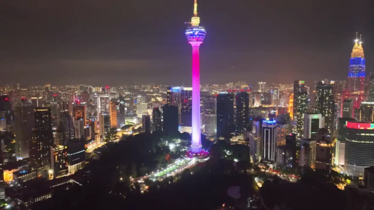 Aktiviti Menarik di Menara Kuala Lumpur: Nikmati pemandangan spektakuler, laluan titian tergantung, simulasi F1, rumah terbalik, dan zoo mini.