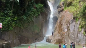 Sungai Chiling: Menyelami Kesejukan Mandi di Air Terjun