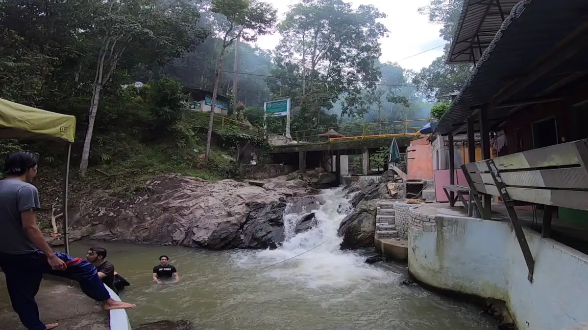 Sungai Kemensah: Nikmati Hidangan Unik di Restoran Dalam Sungai