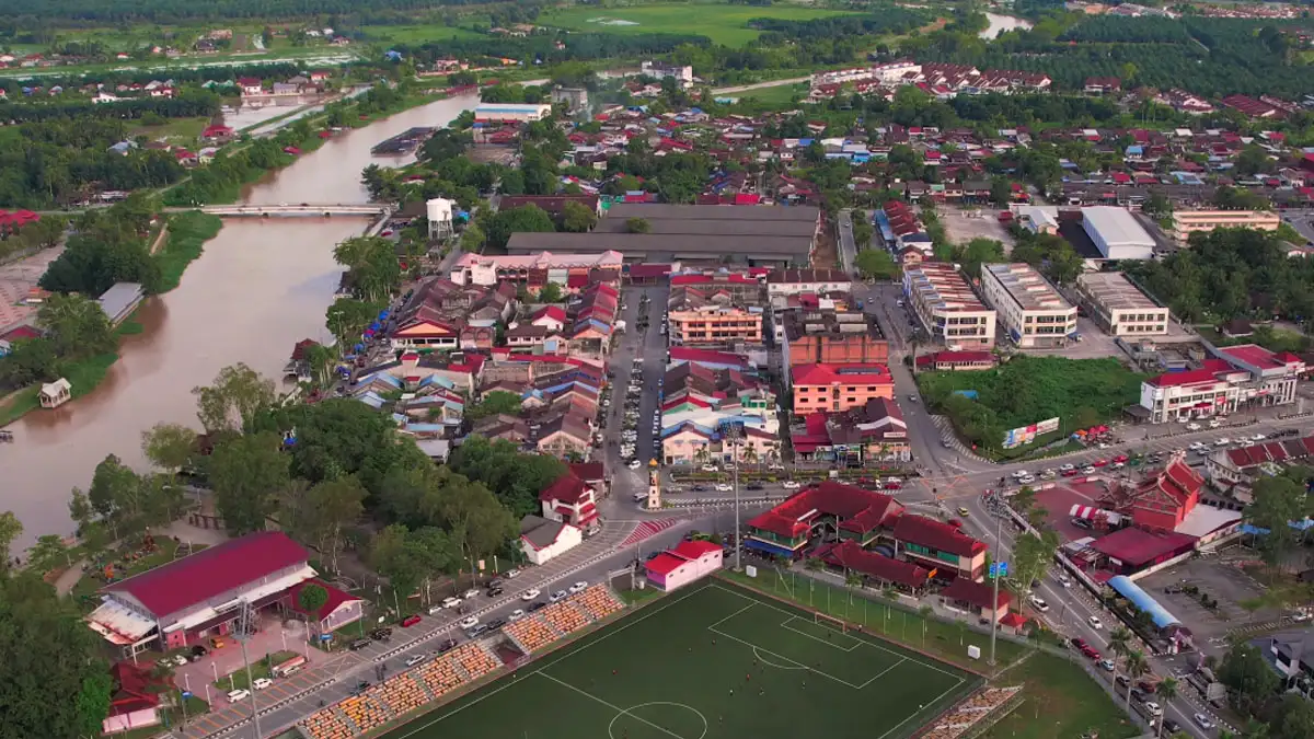 Tempat Menarik Di Parit Buntar: Menara Jam Besar, Pantai Ban Pecah, dan Taman Pinggiran Sungai Kerian menawarkan pengalaman unik dan keindahan semula jadi.