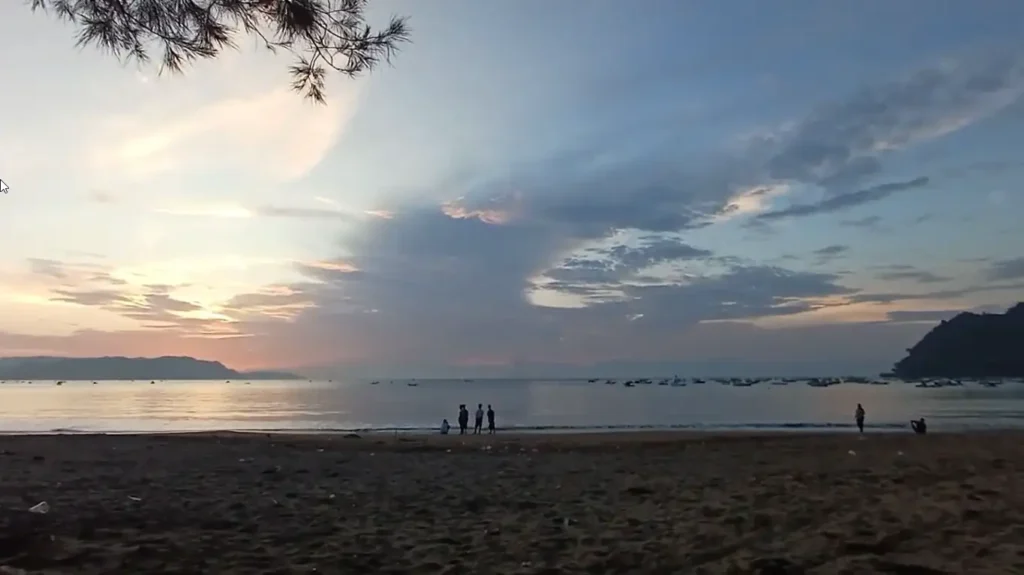 Tempat Menarik di Pantai Remis: Makanan Laut Terbaik dan Pemandangan Matahari Terbenam yang Memukau