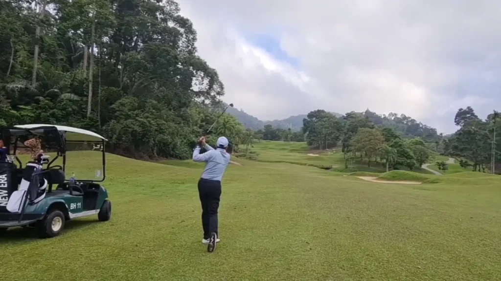 Berjaya Hills Golf & Country Club: Padang Golf Mewah di Bukit Tinggi. Nikmati permainan golf berkualiti tinggi dalam suasana alam semula jadi yang menakjubkan.