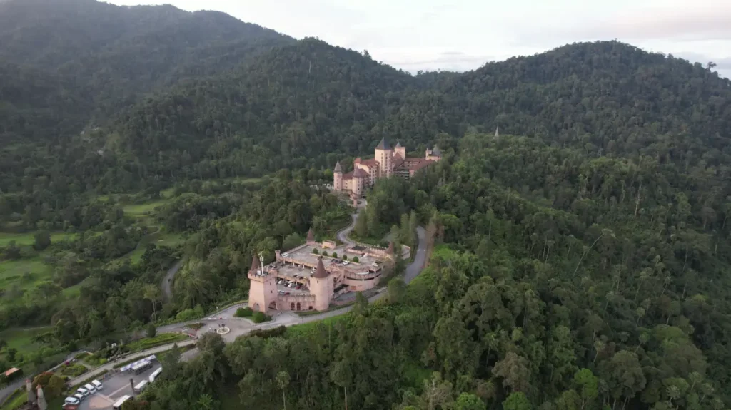 
Botanical Garden: Santai dalam Kehijauan Bukit Tinggi. Terokai kepelbagaian flora dan fauna semula jadi dalam suasana yang menenangkan.