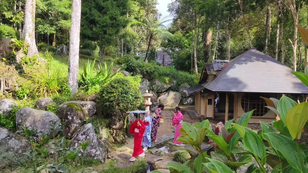 Japanese Village: Pengembaraan Budaya Jepun di Bukit Tinggi. Terokai seni binaan tradisional, pakaian kimono, dan nikmati pengalaman Tea Ceremony yang istimewa.