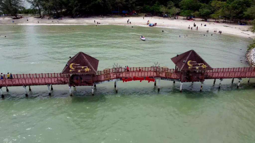 Pantai Cahaya: Pesona Senja di Port Dickson. Nikmati Pemandangan Indah, Bersantai, dan Menyaksikan Keindahan Matahari Terbenam!