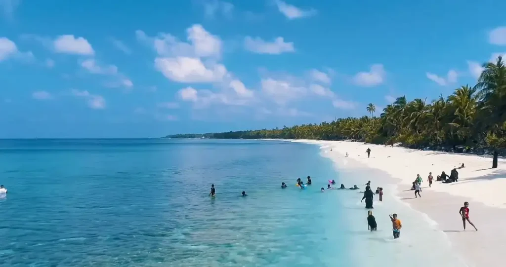 Pantai Cherating di Pahang adalah destinasi pantai yang terkenal dengan pasirnya yang lembut dan aktiviti menarik seperti surfing dan melukis pasir.