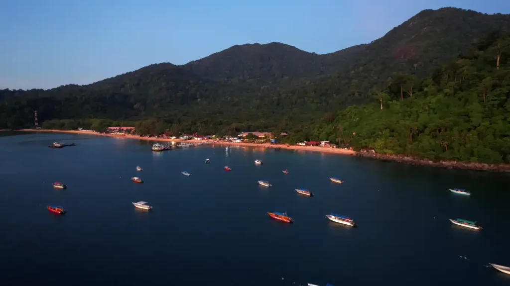 Pantai Juara, di Pulau Tioman, menawarkan keindahan alam bawah laut yang menakjubkan dan pantai yang menenangkan bagi para pengunjung.