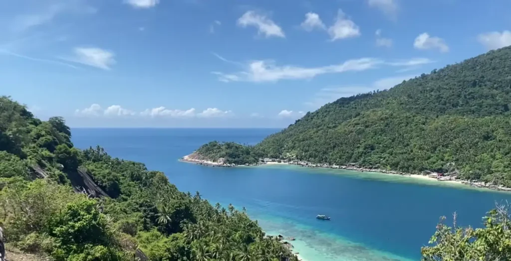 Pantai Pasir Putih di Pulau Dayang, Mersing, menawarkan pasir lembut, air biru yang jernih, dan ketenangan alam semula jadi yang menenangkan.