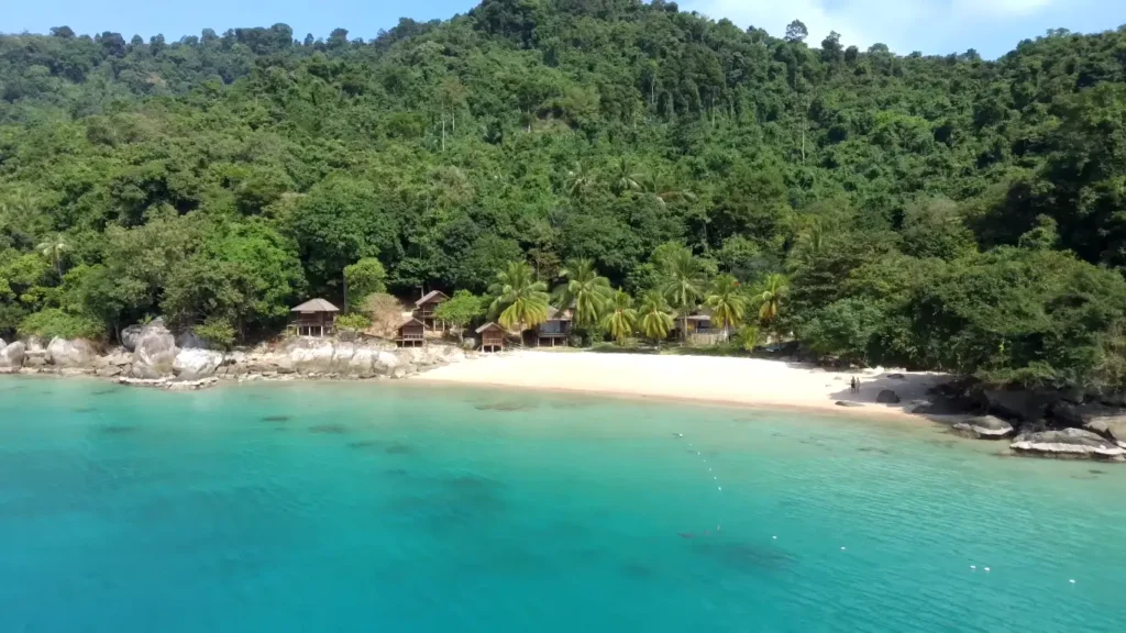 Pantai Perhentian Kecil, destinasi indah di Terengganu, menawarkan pantai bersih, air jernih, dan aktiviti menyelam yang menarik.