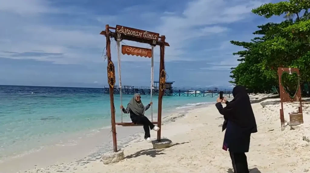 Pantai Pulau Mataking di Sabah menawarkan keindahan terumbu karang dan aktiviti penyelaman yang menakjubkan, menjadikannya destinasi unggul bagi pencinta alam bawah laut.