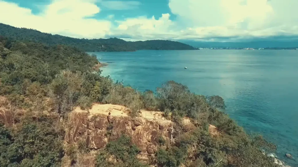 Pantai Pulau Sapi di Sabah menjanjikan pasir putih bersih dan air laut yang jernih, serta pelbagai aktiviti air yang mengasyikkan seperti snorkeling dan menyelam.