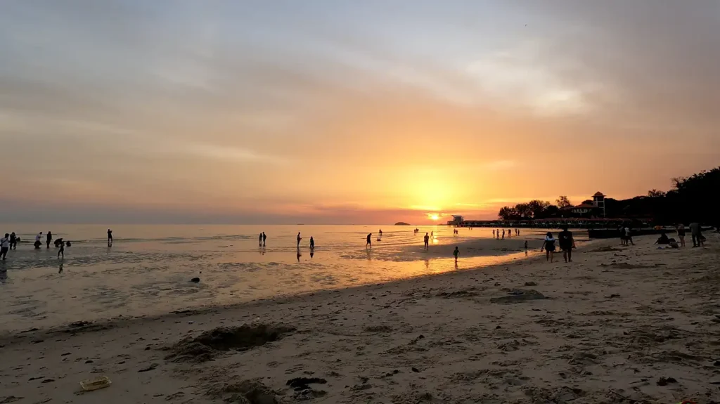 Pantai Saujana: Keindahan Pantai yang Tenang di Port Dickson. Berkelah, Berjalan-Jalan Romantis, dan Menikmati Hidangan Pantai yang Enak!