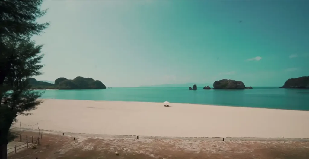 Pantai Tanjung Rhu di Langkawi menawarkan pemandangan yang memesona dengan pasir halus, air yang jernih, dan formasi batu karang yang menakjubkan.