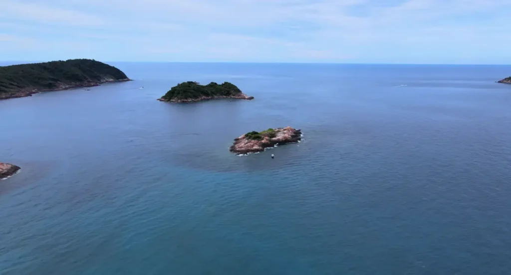 Pantai Teluk Dalam di Pulau Redang menawarkan keindahan alam tropika yang menakjubkan dengan pasir putih dan air laut yang jernih, sempurna untuk berehat dan bersantai.