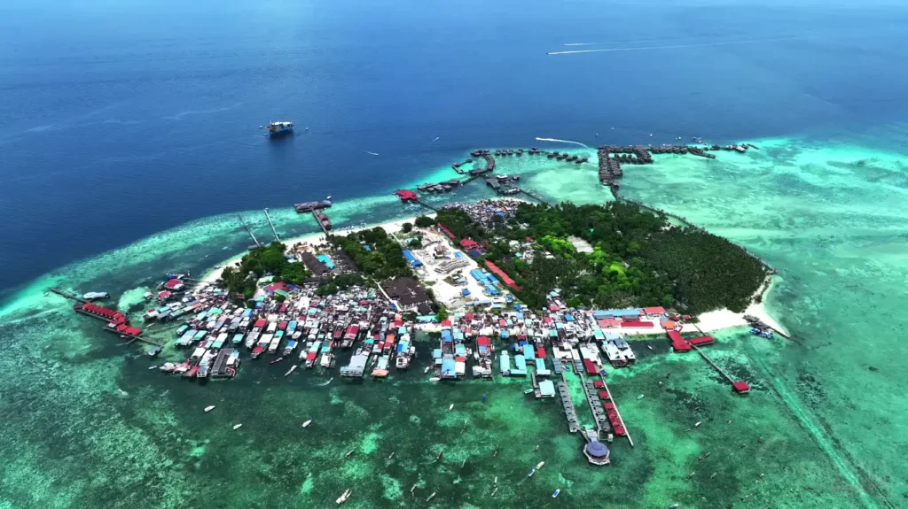 Pulau Mabul, Sabah, adalah destinasi penyelaman yang terkenal dengan terumbu karangnya yang indah. Menawarkan pengalaman menyelam yang mengagumkan.