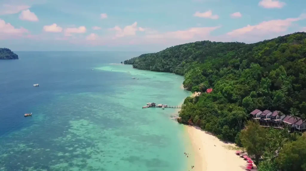 Pulau Manukan di Sabah adalah destinasi yang menarik dengan terumbu karang yang indah dan aktiviti seperti snorkeling yang menarik.