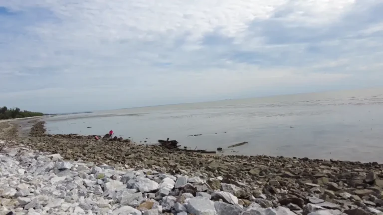 Tempat Menarik di Pantai Remis: Pemandangan Menakjubkan dan Hiburan yang Tak Terlupakan