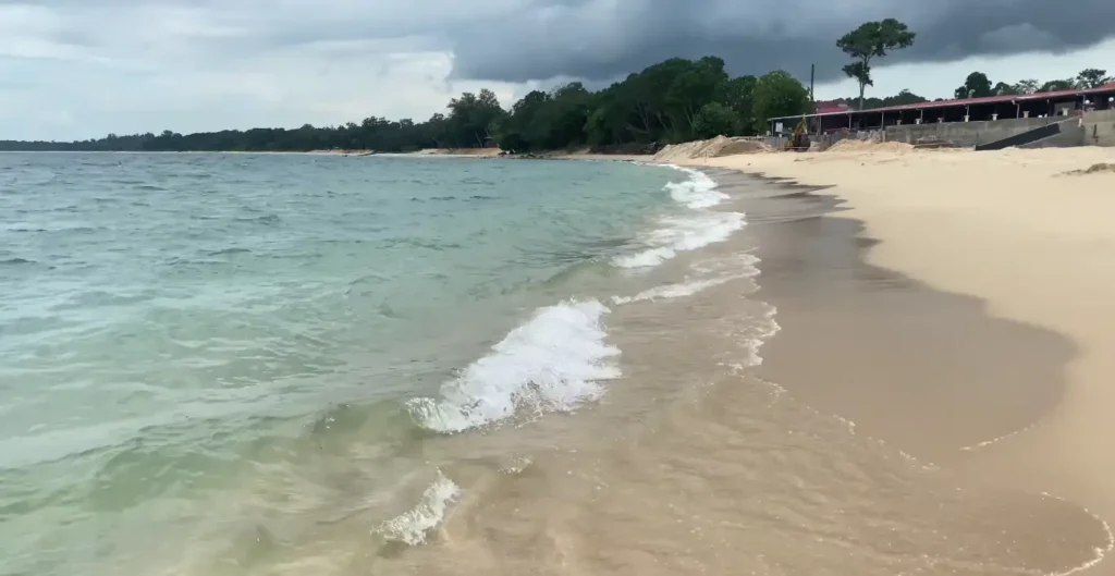 Pantai Rekreasi Desaru, sebuah destinasi menarik di Skudai, Johor, menawarkan pemandangan yang menakjubkan dengan pasir putih dan air laut yang jernih. Ia adalah tempat yang ideal untuk melakukan pelbagai aktiviti pantai seperti berenang, snorkeling, berkelah, dan bersantai di tepi pantai.