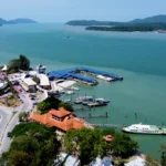 Pantai di Perak menawarkan kecantikan alam semula jadi dengan pasir putih dan air jernih, sempurna untuk berjemur dan aktiviti laut yang menyeronokkan.