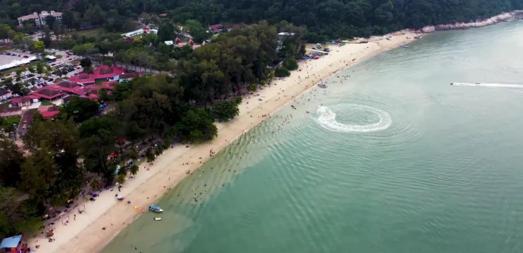 Teluk Batik terletak 7 kilometer dari jeti Lumut, Perak. Pantai ini mempunyai pasir putih yang cantik dan air laut yang tenang, sesuai untuk mandi dan aktiviti bersama keluarga.