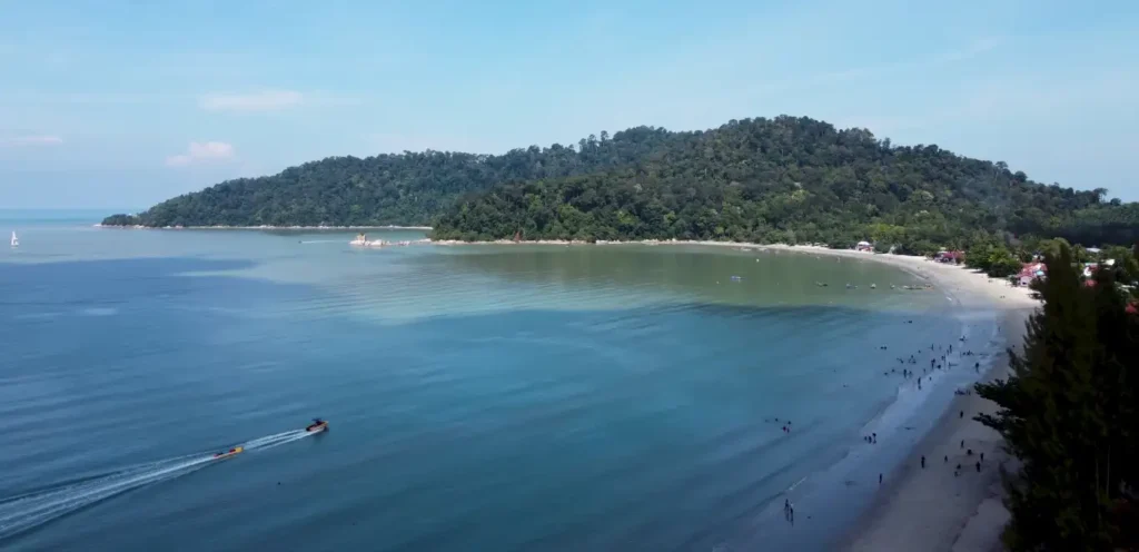 Teluk Senangin adalah destinasi peranginan popular di Perak, menawarkan pantai yang tenang dan suasana yang menyegarkan untuk pengunjung mencari ketenangan dan aktiviti seperti memancing serta sukan pantai.